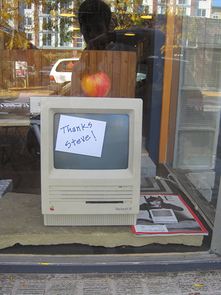 An homage to Steve Jobs at a storefront in Seattle's Ballard neighborhood, image by the author. 