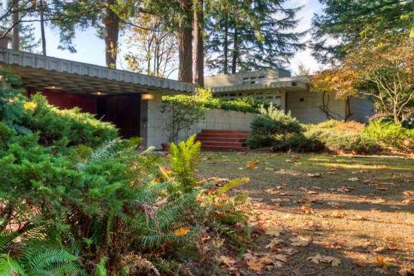 The carport and the approach to the front door of the Tracy House. Image courtesy of Redfin. 