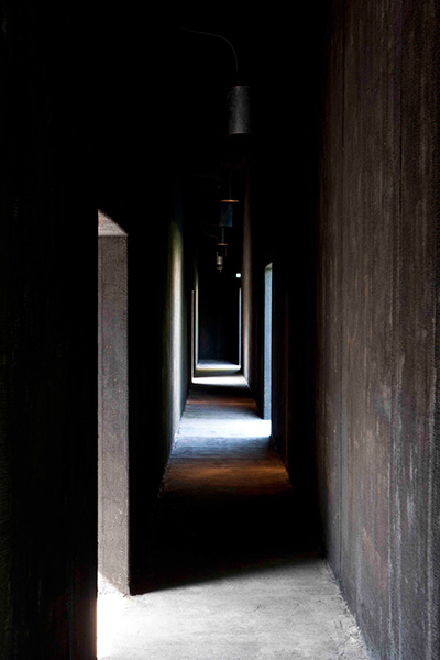 An interior hallway of Peter Zumthor and Piet Oudolf's Hortus Conclusus at the Serpentine Gallery. Image courtesy of designboom®; photography by Walter Herfst. 
